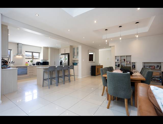 5 BEDROOM FREESTANDING TO LET IN STONEHURST MOUNTAIN ESTATE